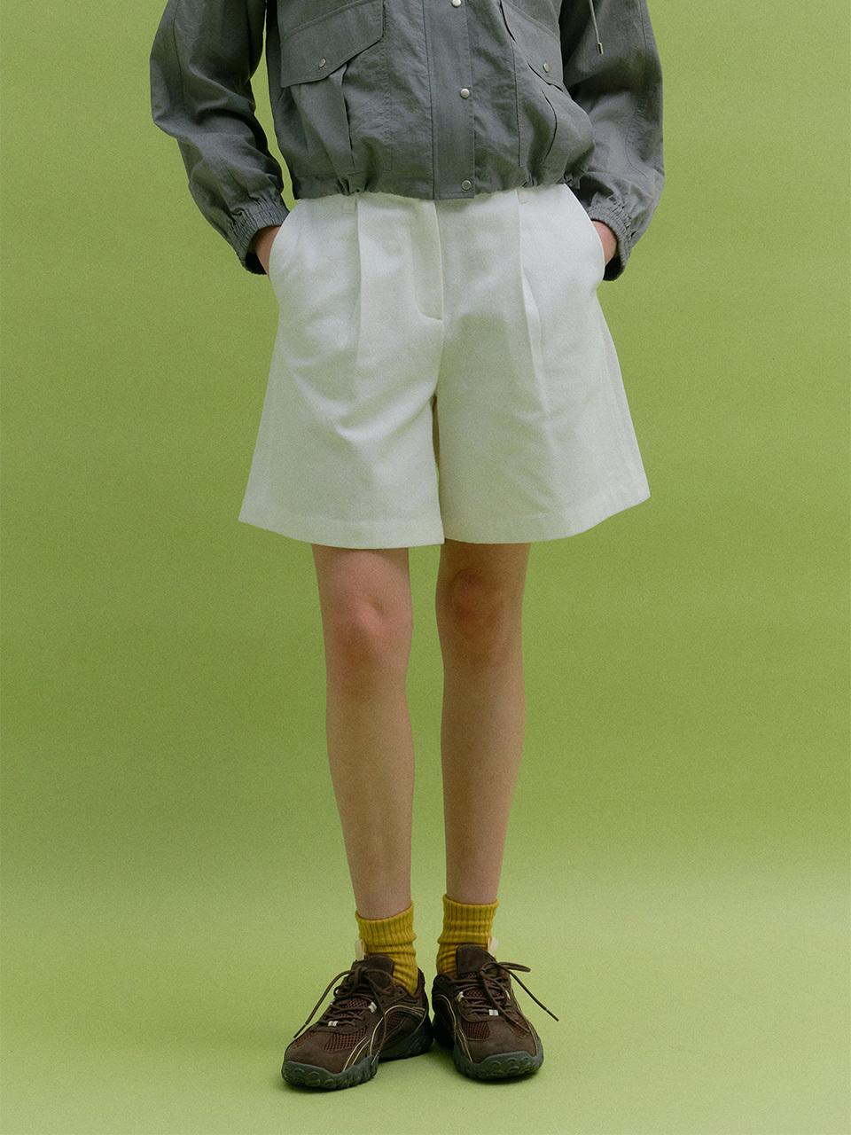 MOAT COTTON ONE-TUCK BERMUDA SHORTS [WHITE]
