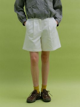 MOAT COTTON ONE-TUCK BERMUDA SHORTS [WHITE]