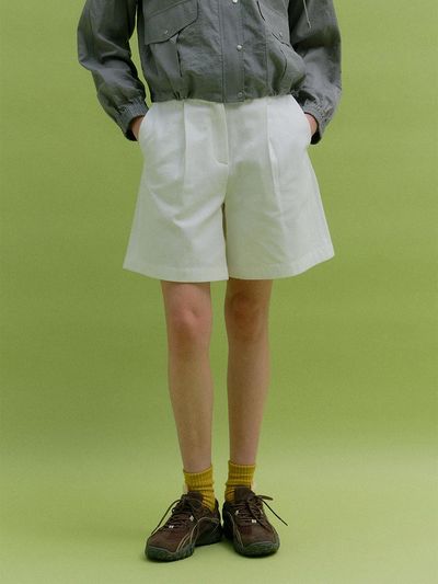 MOAT COTTON ONE-TUCK BERMUDA SHORTS [WHITE]