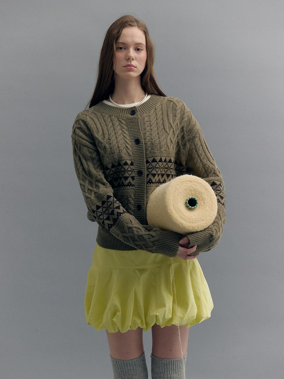 MOAT JACQUARD CABLE CARDIGAN (khaki brown)
