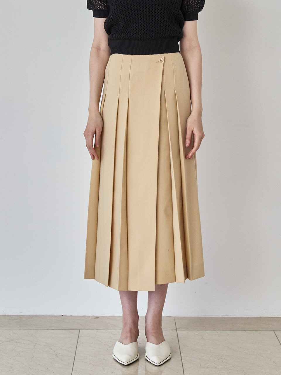 MOAT Pleated Side Button Skirt _Sand Beige