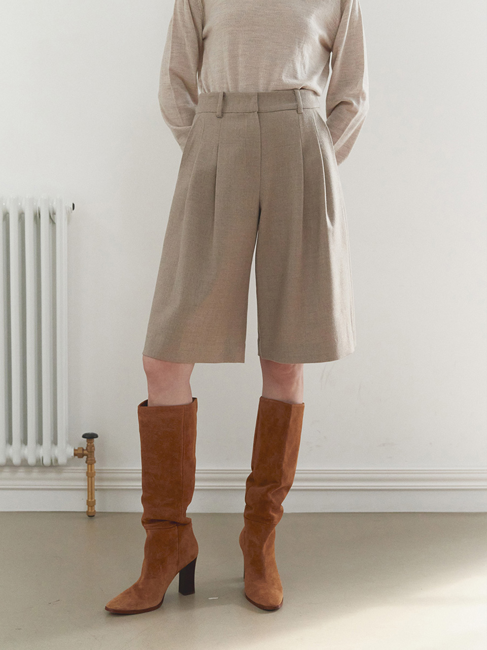MOAT Two Tuck Wide Bermuda Pants_Greige
