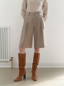 MOAT Two Tuck Wide Bermuda Pants_Greige
