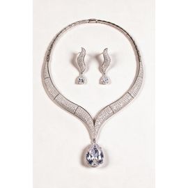 Modenaire Modenaire Crystal Teardrop Pendant Necklace And Drop Earring Set