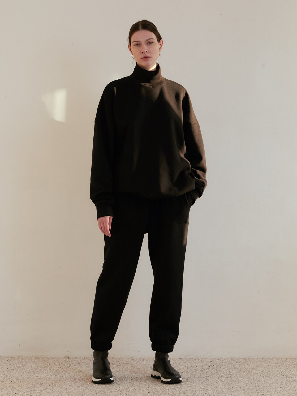 MODERNABLE Logo Jogger Pants (Black)