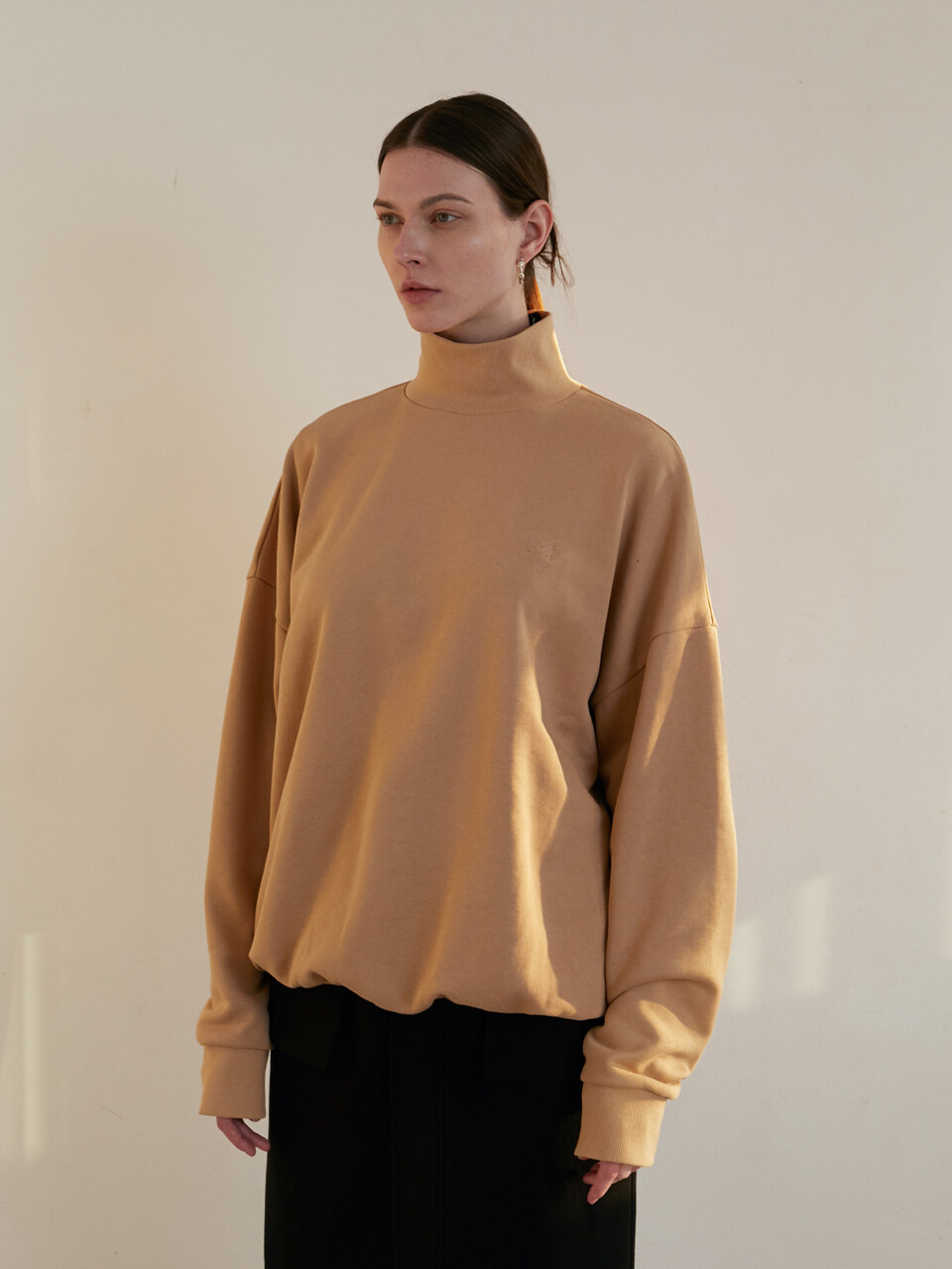 MODERNABLE Logo Turtleneck Sweatshirt (Beige)
