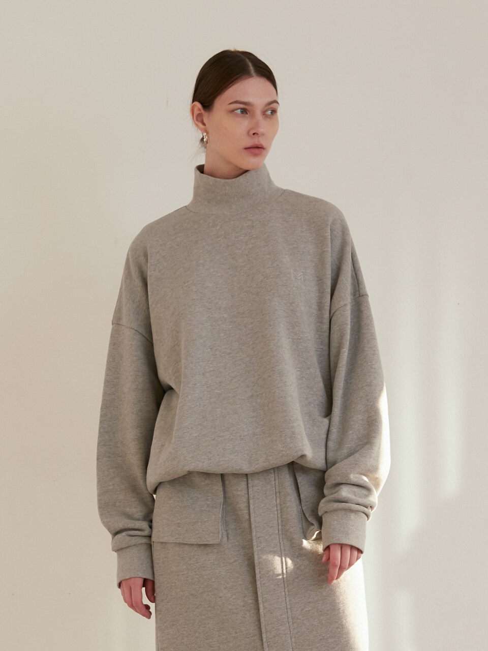 MODERNABLE Logo Turtleneck Sweatshirt (Gray)
