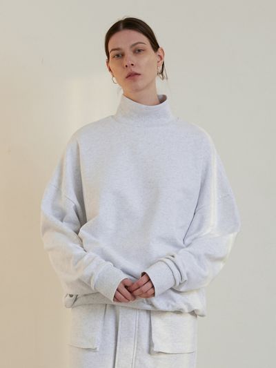 MODERNABLE Logo Turtleneck Sweatshirt (White)