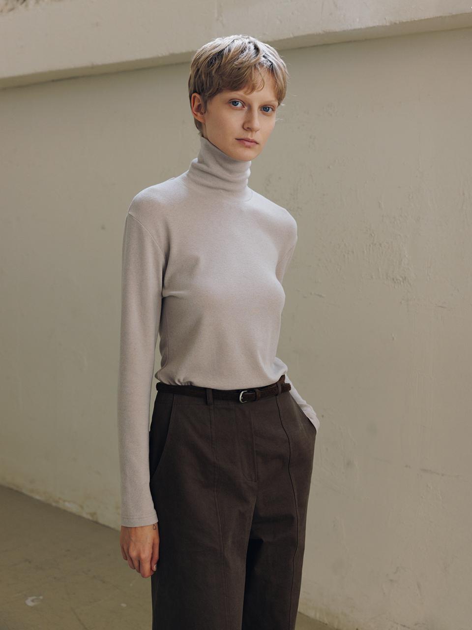 MOIA soft turtleneck (beige)