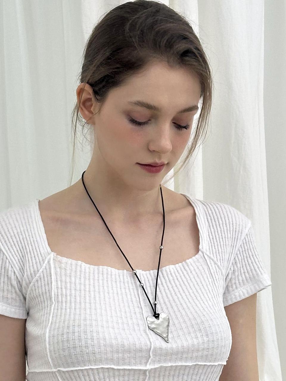 MOIFAIRE HEART SUEDE NECKLACE [BLACK]