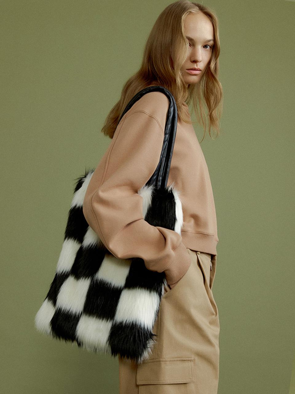 molliolli COV 25 Tablet Shoulder Eco Fur Winter Bag