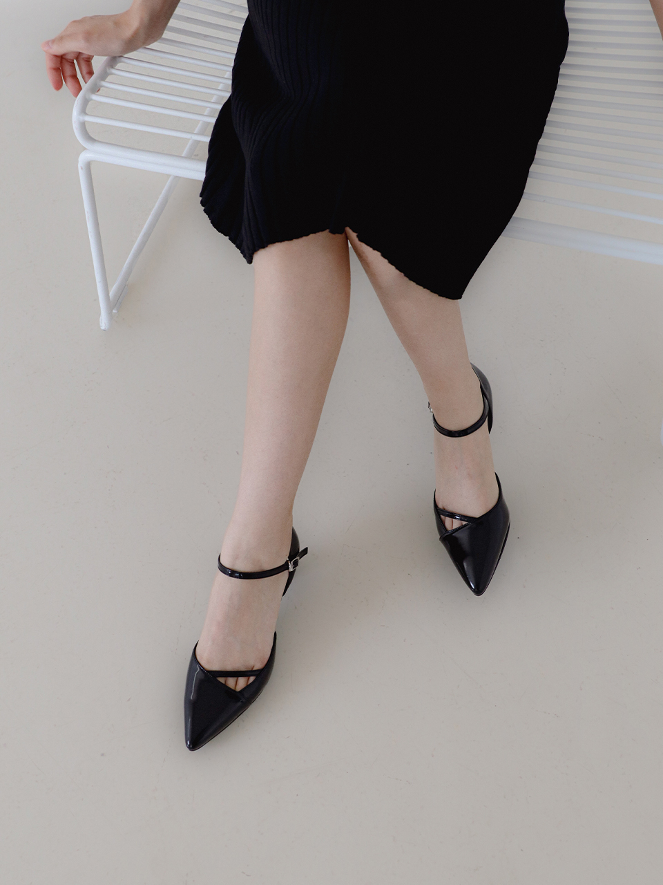 MOL:pin Rn Strap Pumps_Black