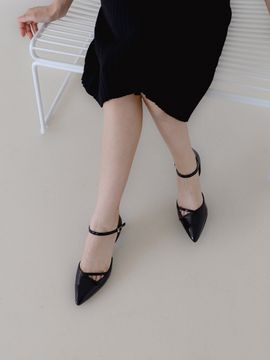 MOL:pin Rn Strap Pumps_Black