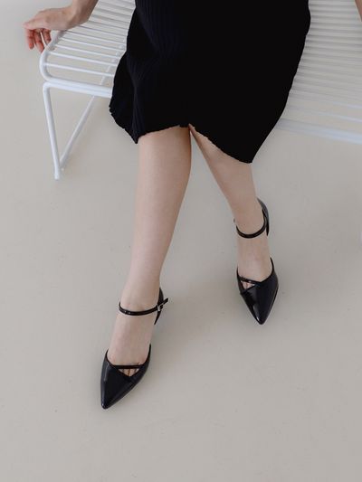 MOL:pin Rn Strap Pumps_Black