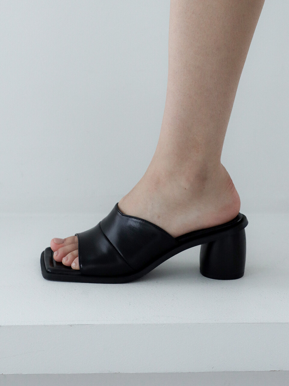 MOL:pin Rolling heeled Sandal 23031_ Black