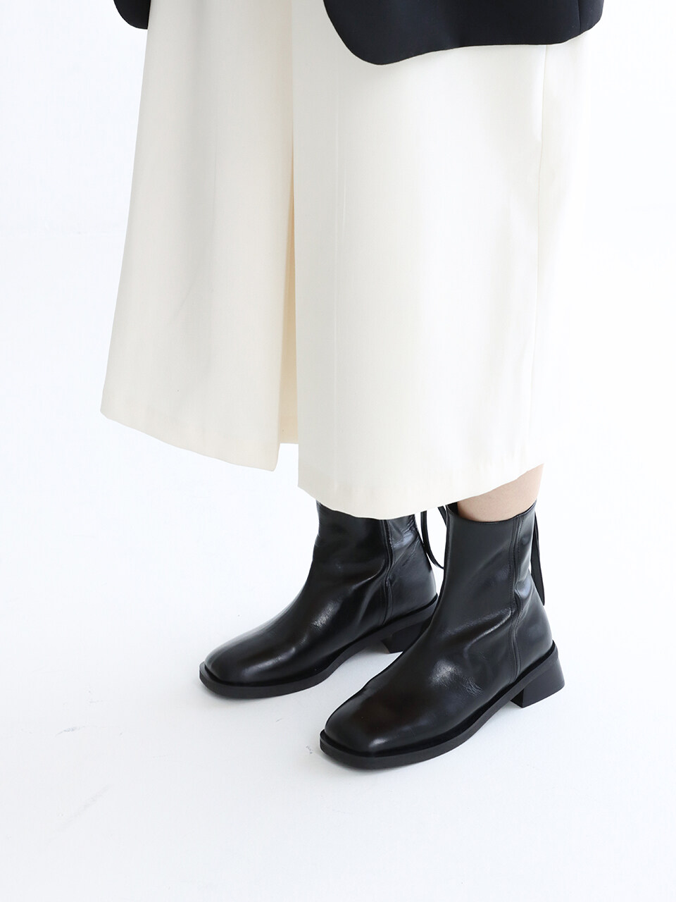 MOL:pin Tan Ankle Boots_Black