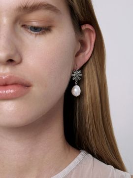 MONDAY EDITION Daisy And Pearl Earrings