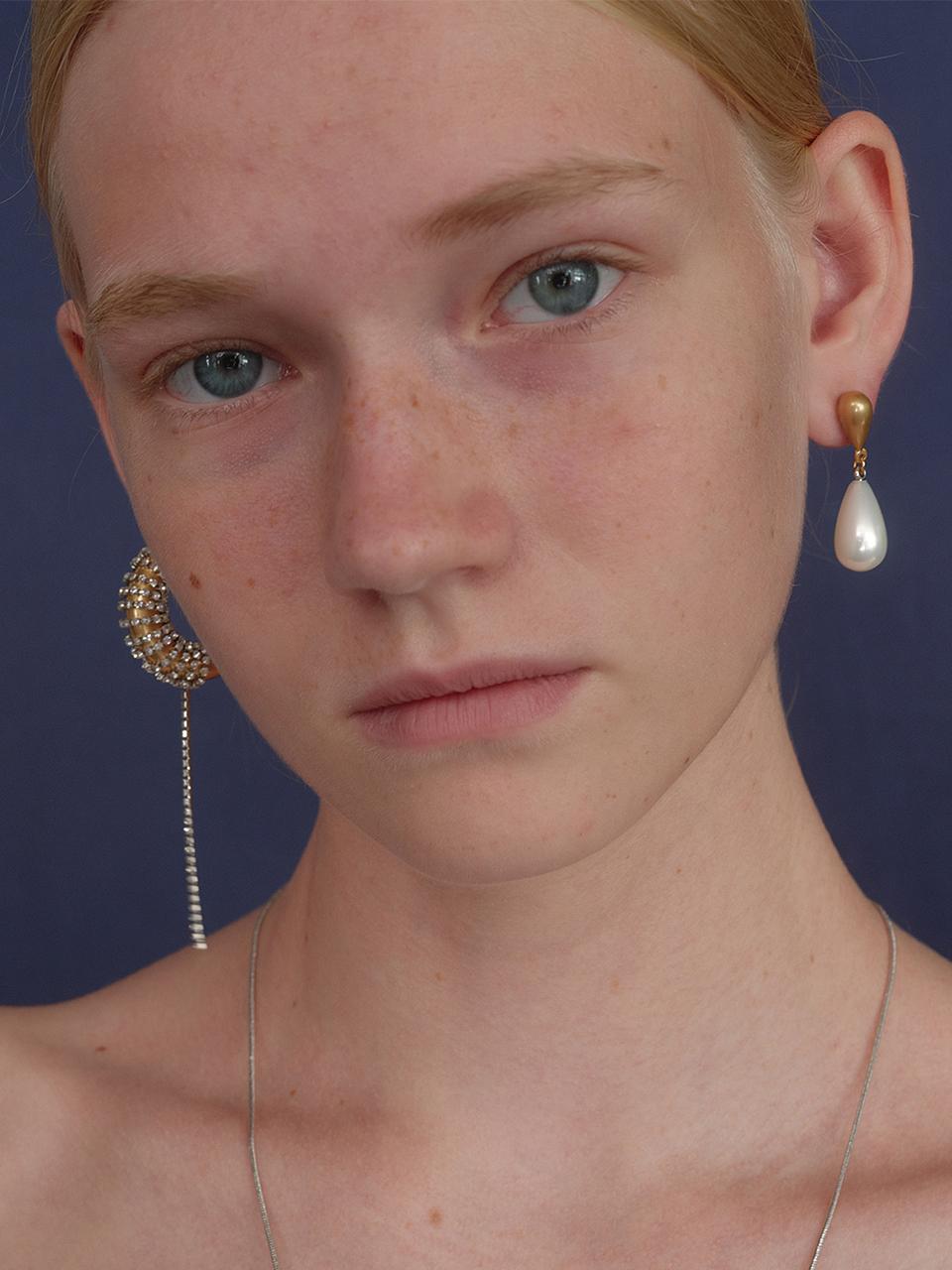 MONDAY EDITION Golden Wave Teardrop Pearl Earrings