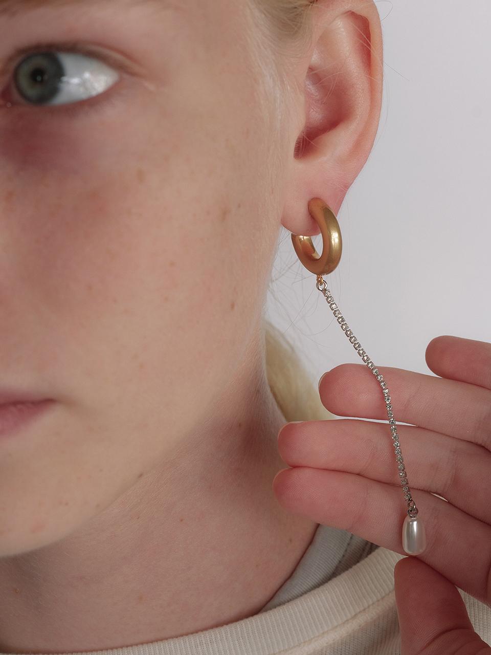 MONDAY EDITION Teardrop Pearl Unbalanced Earrings - Gold