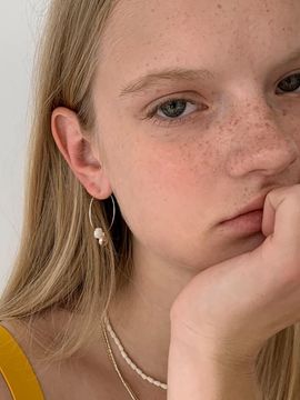 MONDAY EDITION Tiny Pebble Seashell Earrings