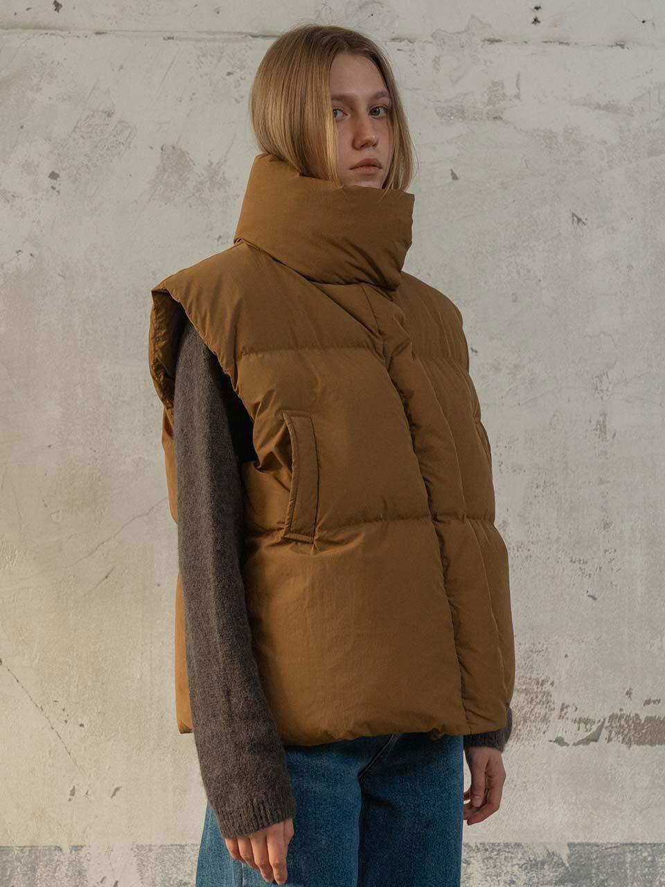MORCEAU PAR MORCEAU Down High-Neck Short Vest [BROWN]