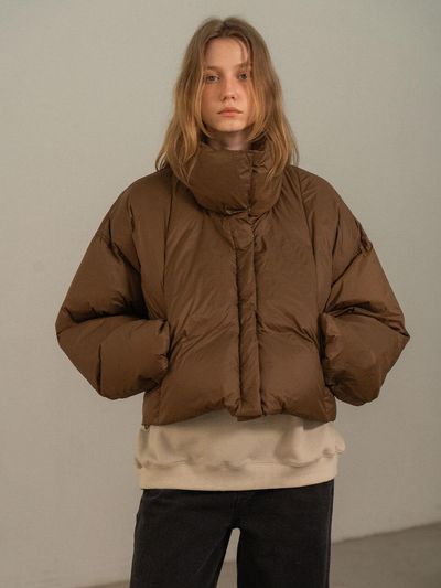 MORCEAU PAR MORCEAU Down Puffer High-Neck Short Jacket [Brown]