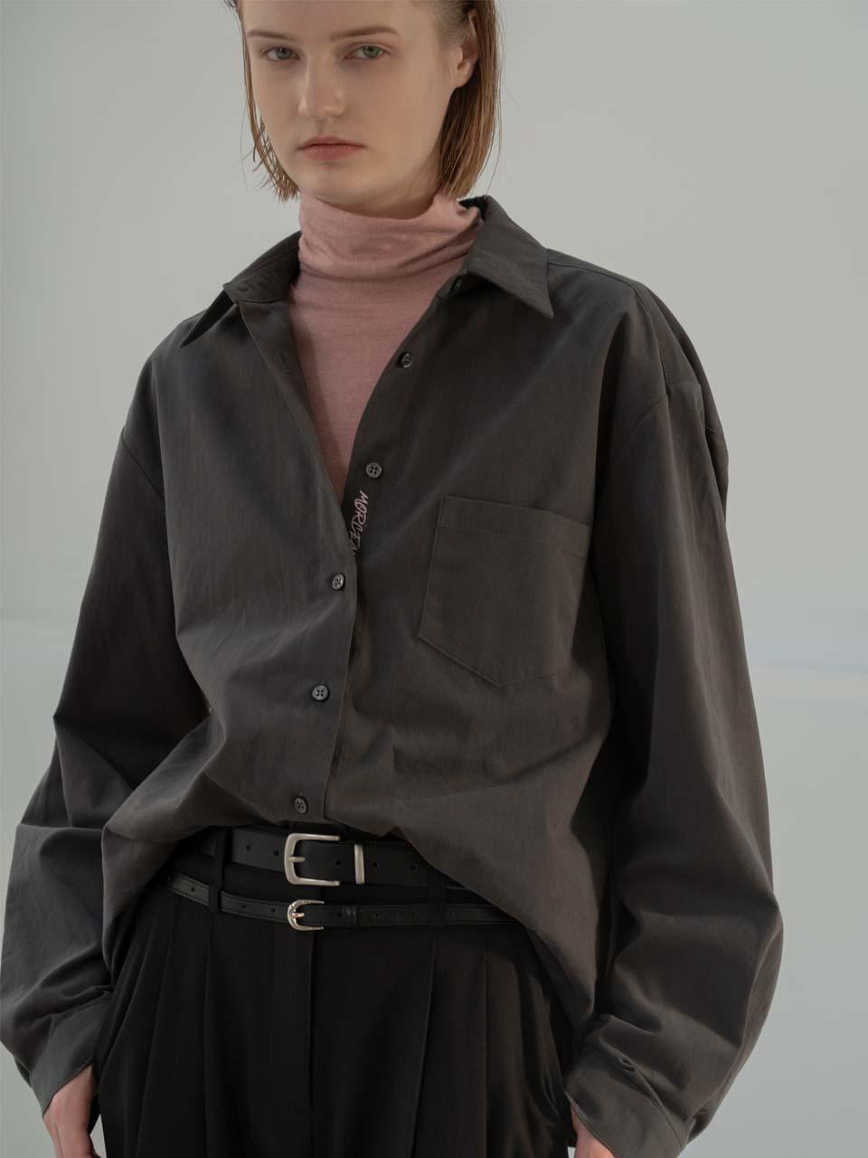 MORCEAU PAR MORCEAU Logo Point Peach-Washed Oversized Shirt [Dark Grey]