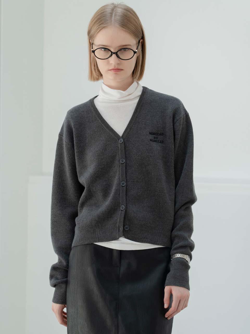 MORCEAU PAR MORCEAU Logo Wool V-neck Cardigan [Charcoal]