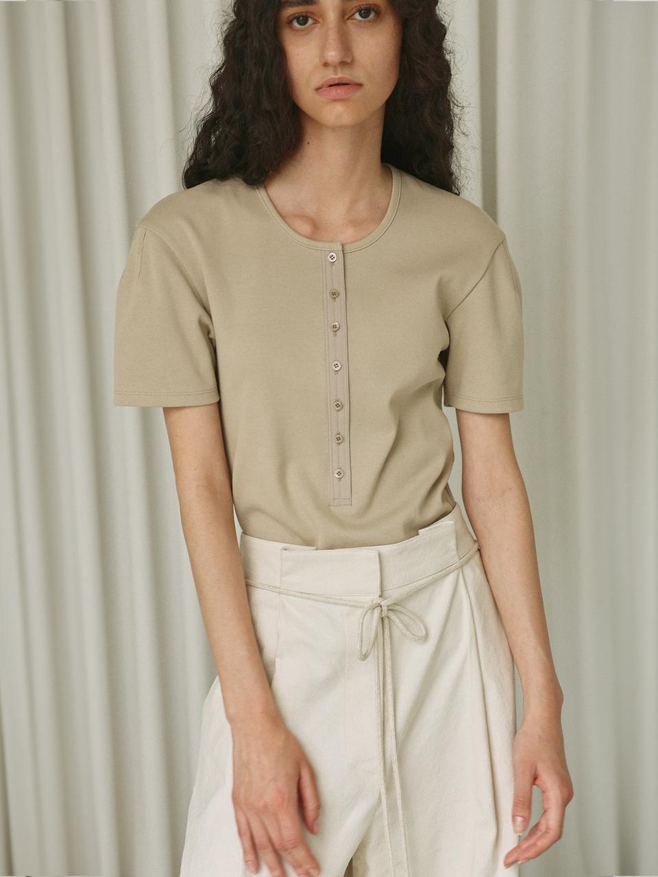 mu:arvo Round Neck Button-Up T-Shirt [Beige]