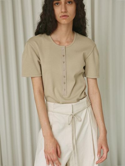 mu:arvo Round Neck Button-Up T-Shirt [Beige]