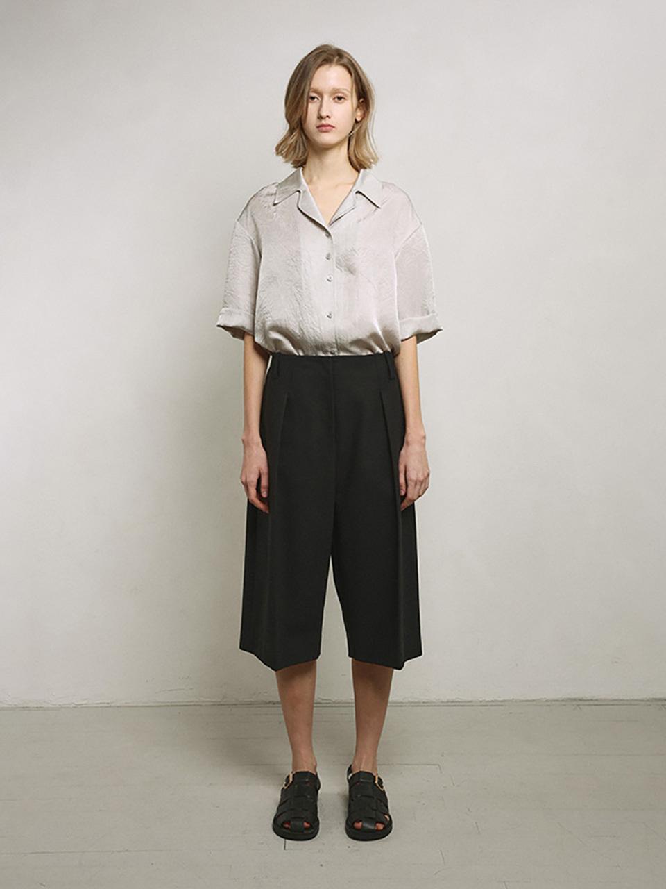 mu:arvo Wide Fit Calf-Length Tuck Pants [Black]