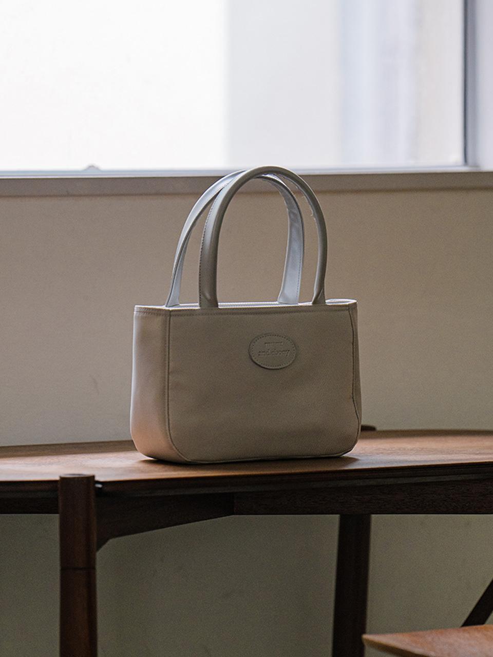 mucu and ebony Aise Tote Bag [Silver]