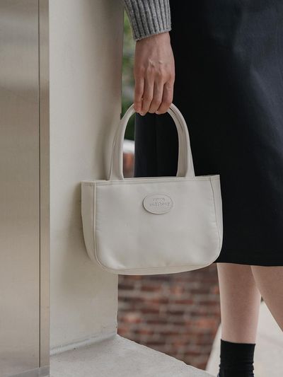 mucu and ebony Aise Tote Bag [White]