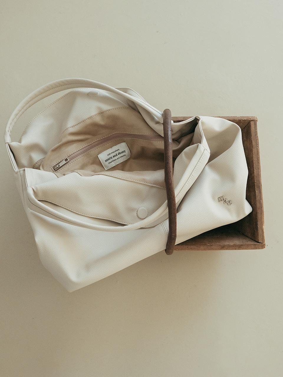 mucu and ebony Ballon Shoulder Bag [Light Brown]