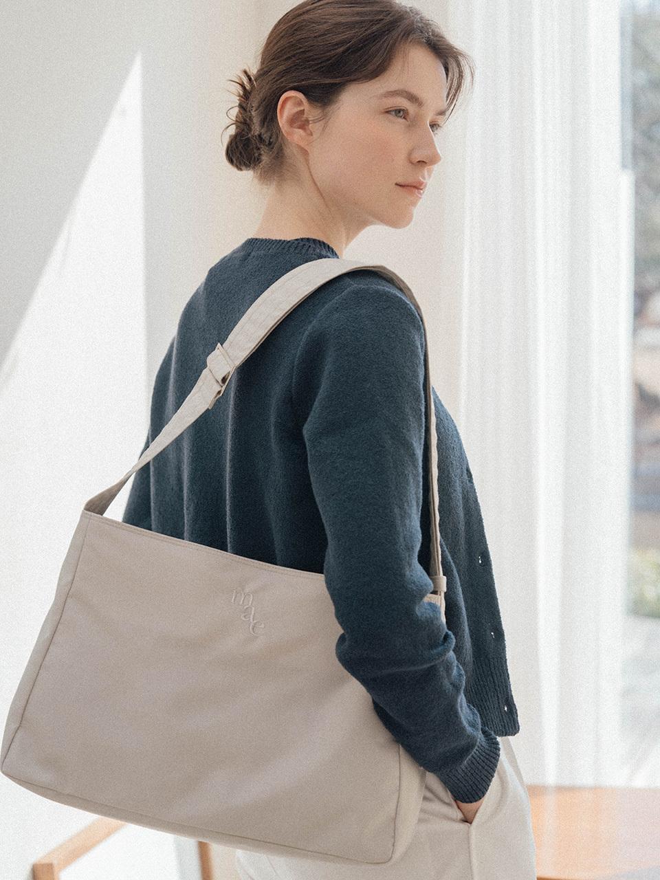 mucu and ebony Comfy Cross Bag [Warm Grey]