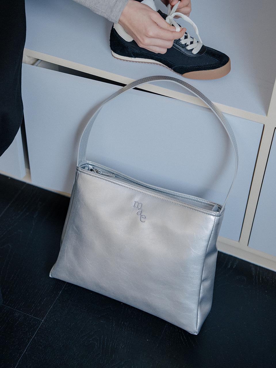 mucu and ebony Comfy Leather Shoulder Bag [Silver]