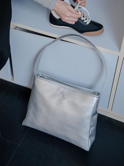 mucu and ebony Comfy Leather Shoulder Bag [Silver]