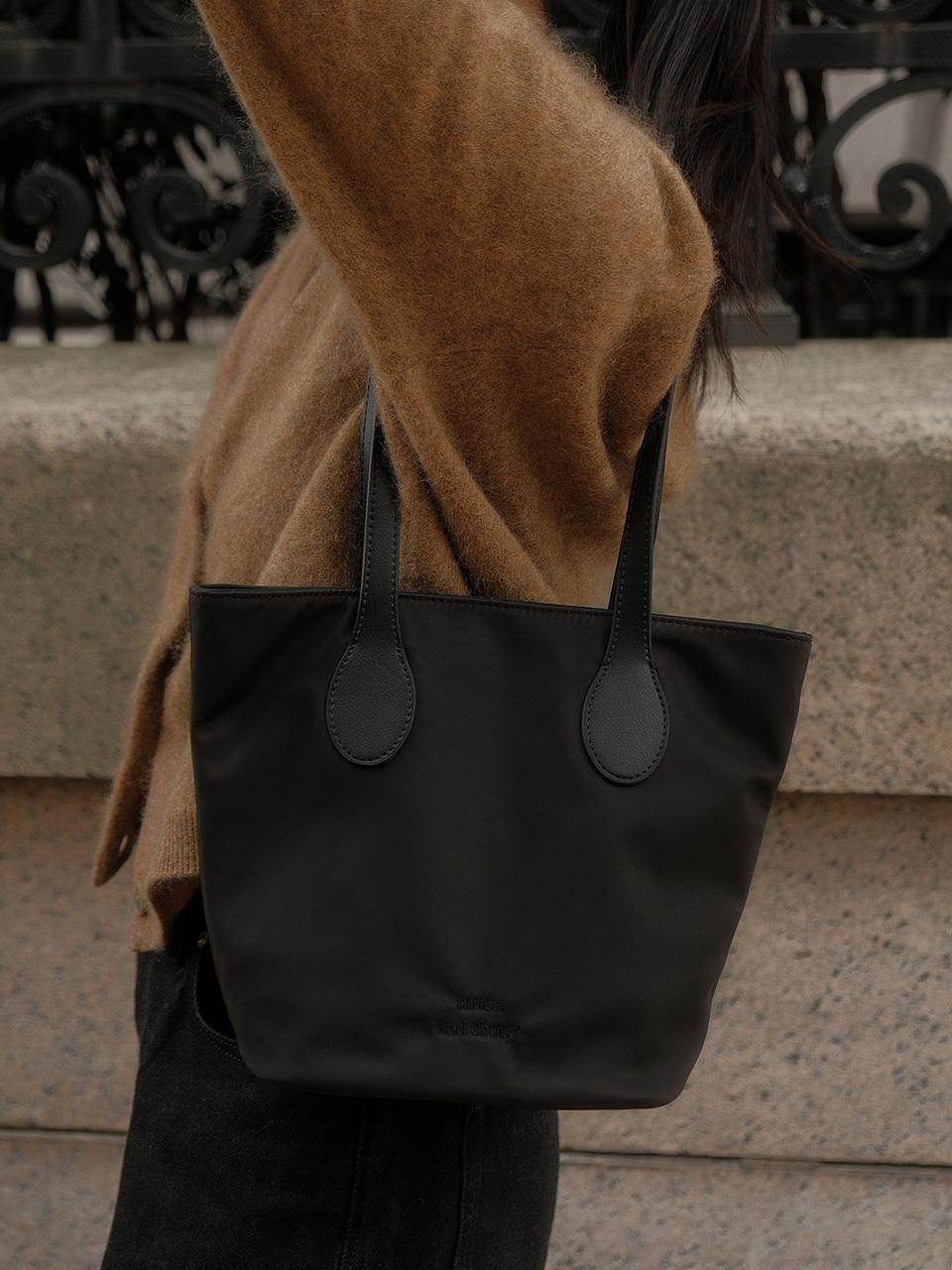 mucu and ebony Demure Shoulder Bag [Black]
