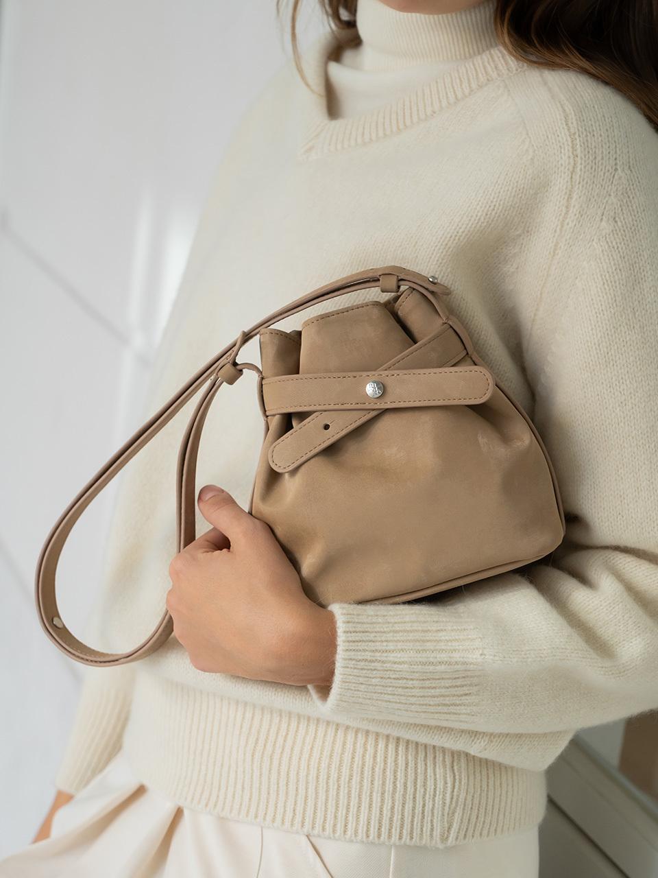 mucu and ebony Flan Shoulder Bag [Toffeenut beige]