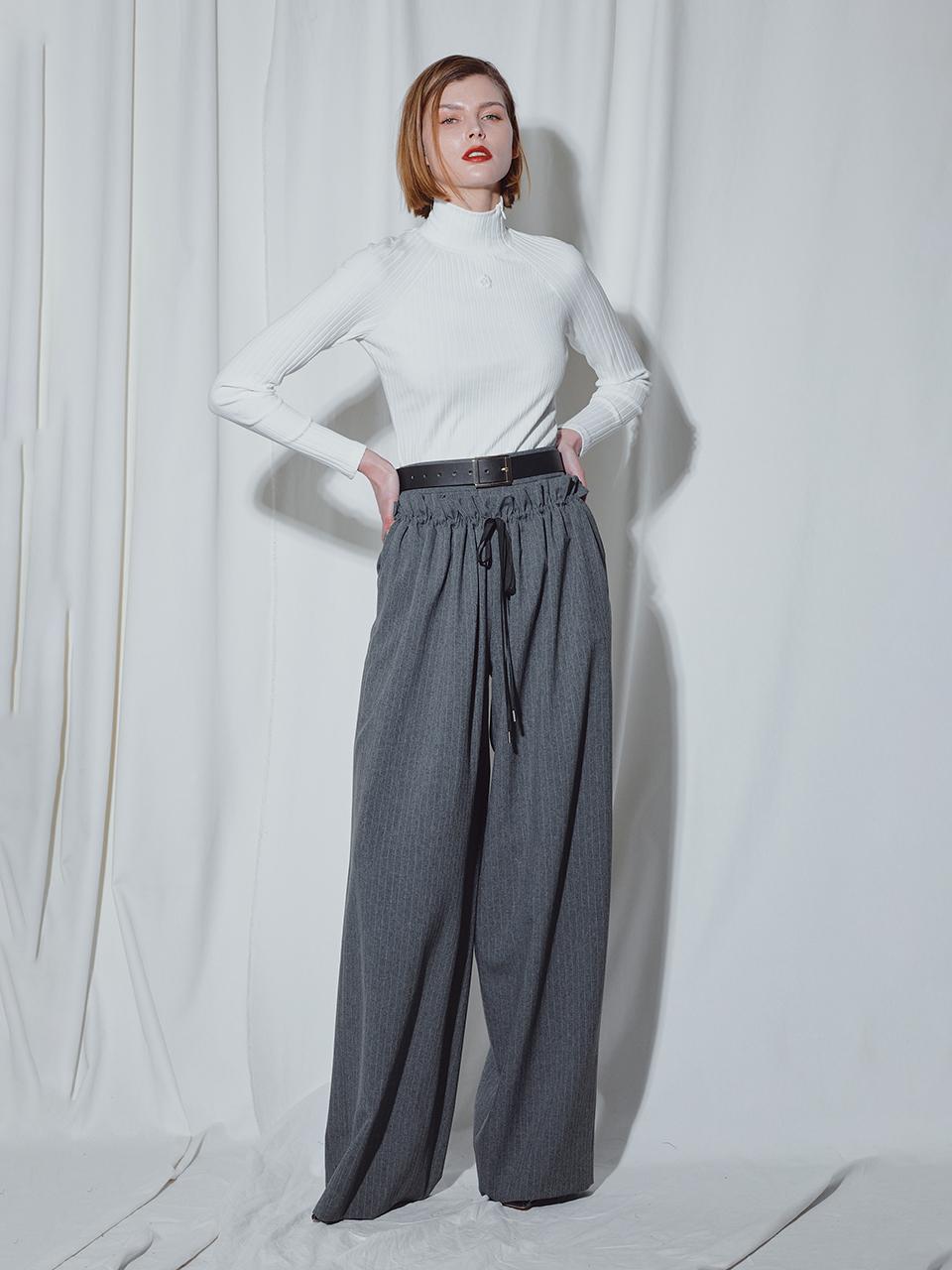 MUNN WHITE EMBROIDERED RIB TURTLE NECK