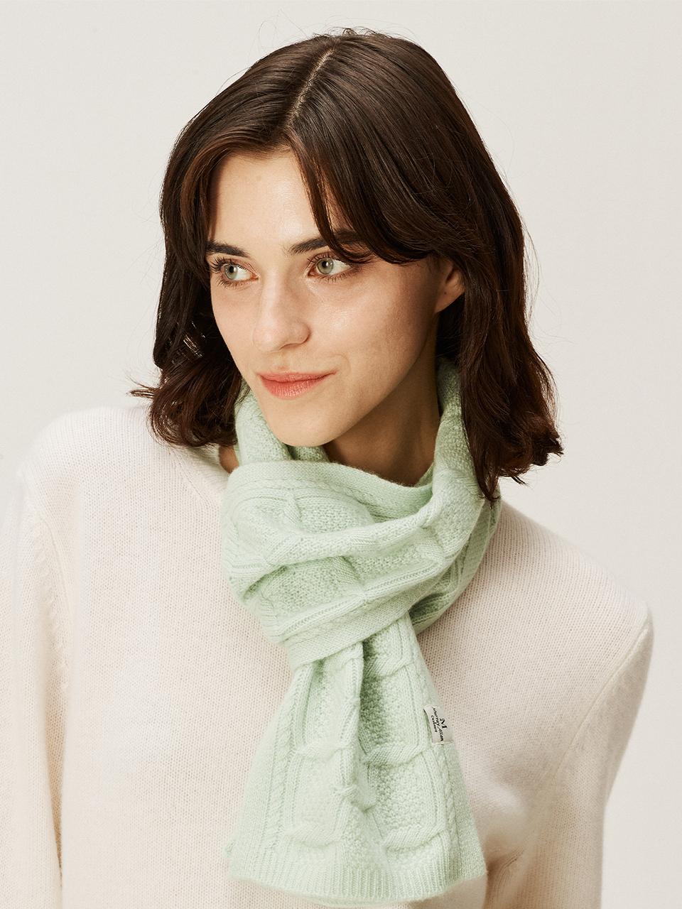 murray allan [Murray Allan] Square Cable Scarf Soft Green
