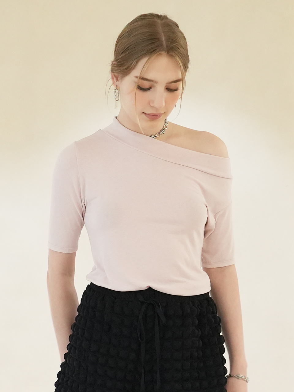 MUSE BY ROSE Off-the-shoulder Asymmetric T-shirt (Pink)