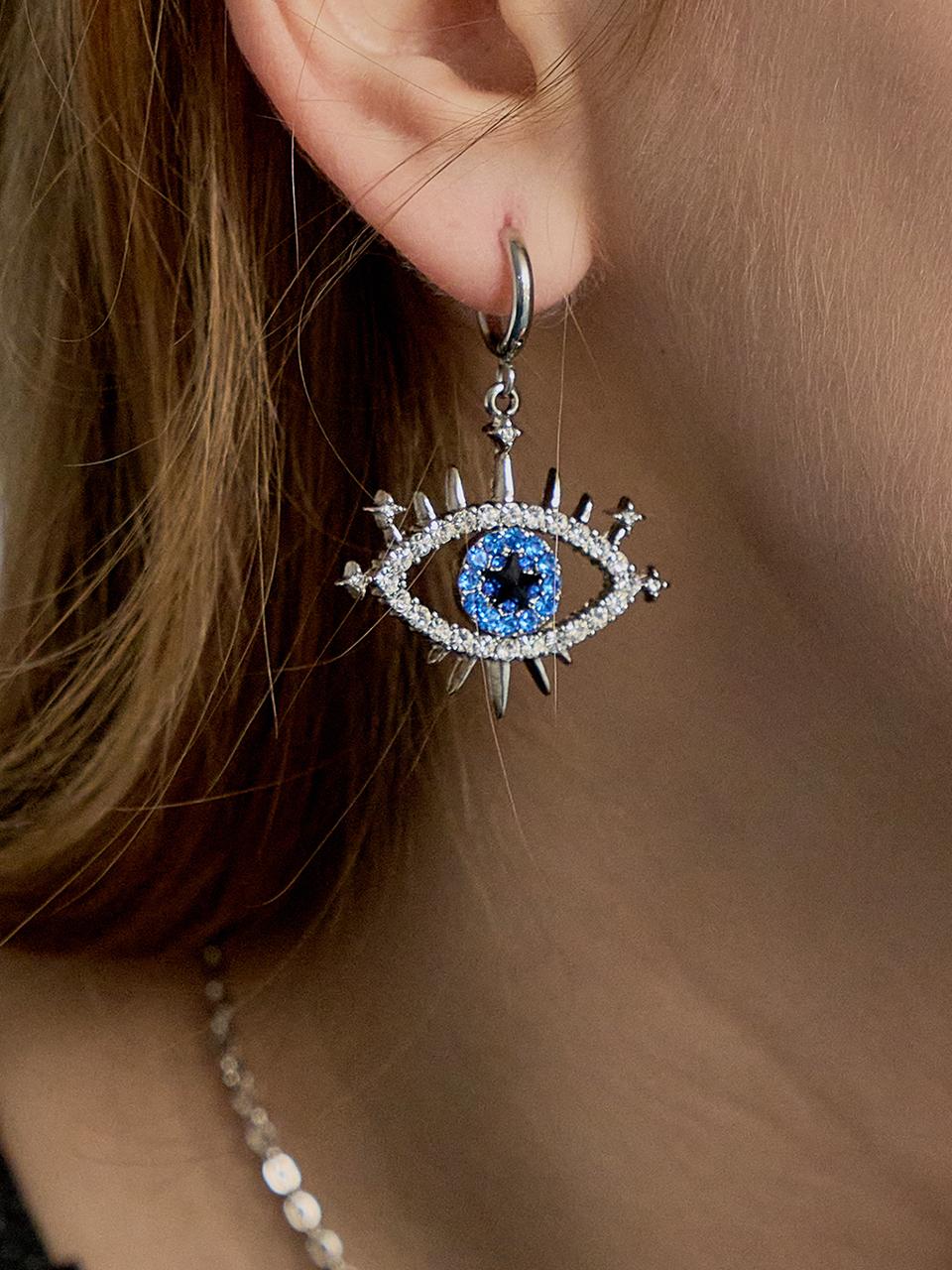 MUSE BY ROSE SAPPHIRE EYE LOGO EARRING [SILVER]