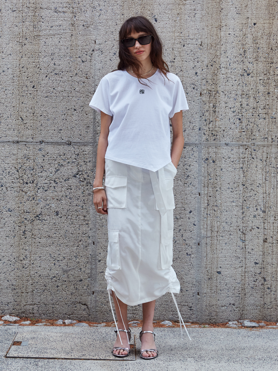 MUSEE KALO Embroidered Asymmetric Hem T-shirt_White