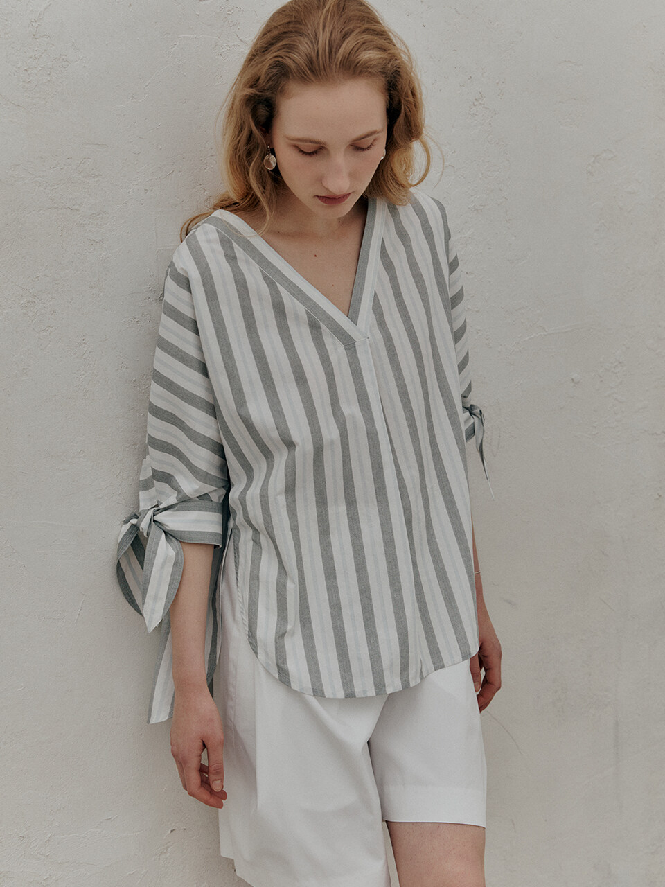 MUSEE VIA V Neck Cotton Poplin Blouse (Khaki Stripe)