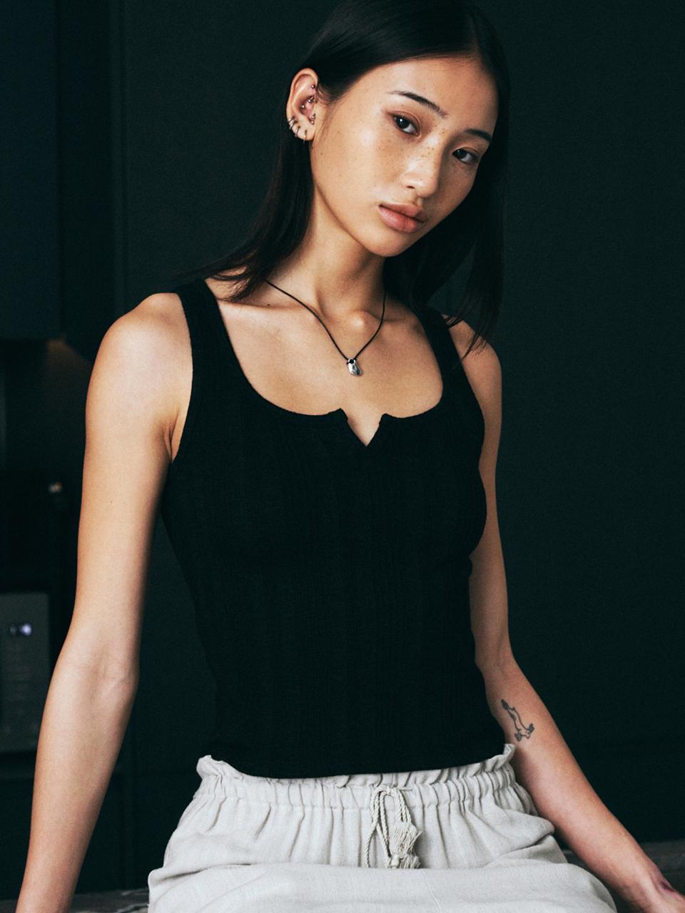 Neev Minimal Slit Point Sleeveless (Black)