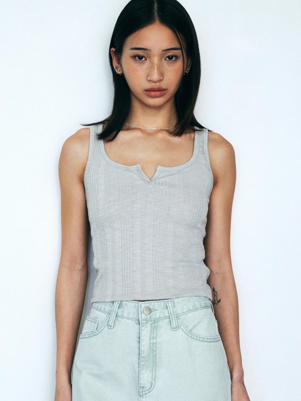 Neev Minimal Slit Point Sleeveless (Light Khaki)