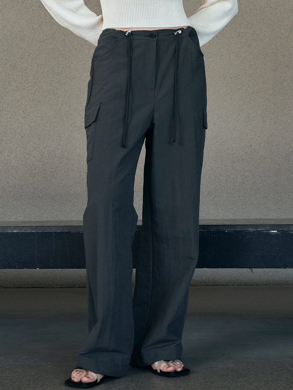 Neev Nylon Wide Cargo Pants_Charcoal