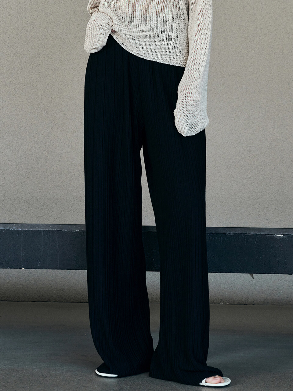 Neev Wide Pleats Banding Pants_Black