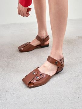 Neute Amber Buckle Strap Sandal_Brown